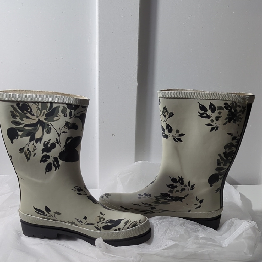 Journee Rain Boots 7 NEW